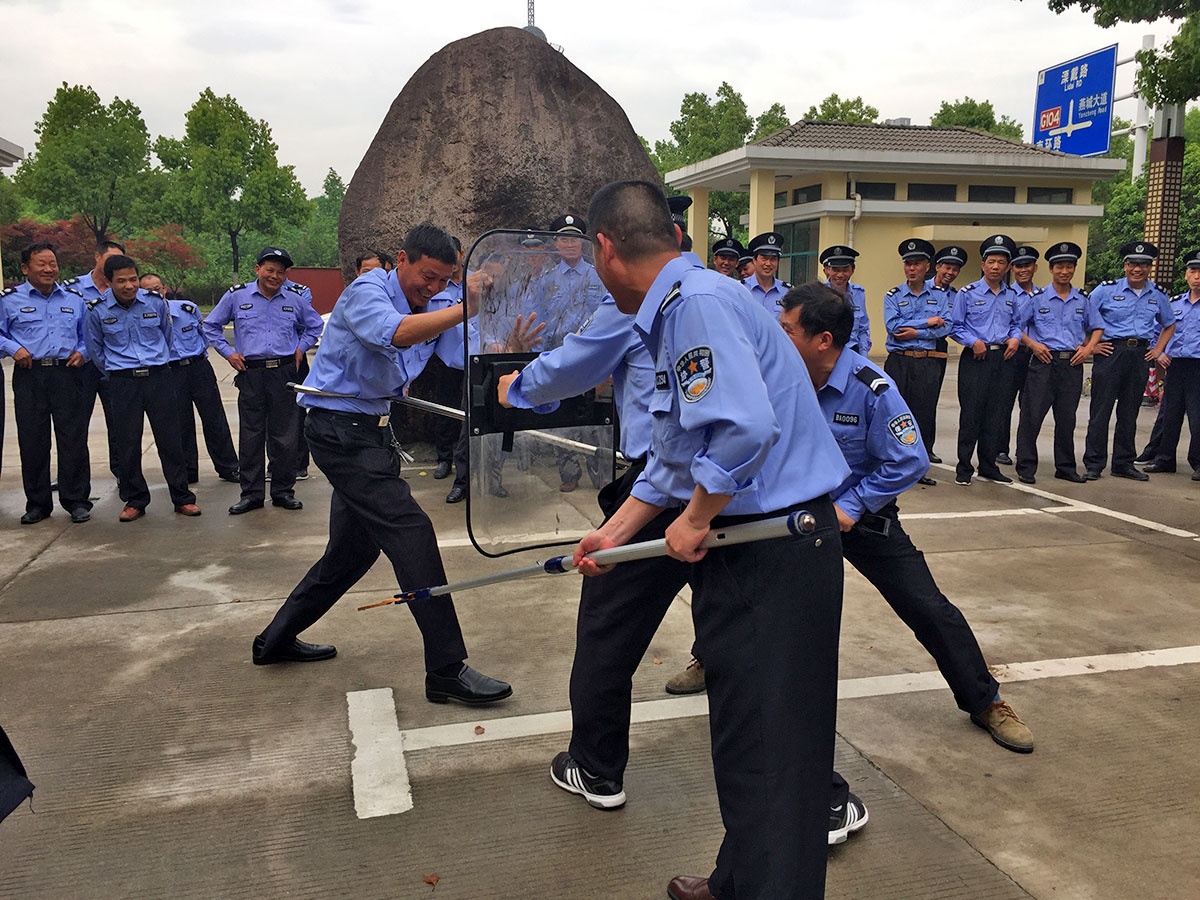 校园保安操练钢叉,盾牌(一)